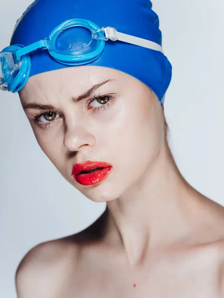 Retrato de um nadador em um boné azul e óculos com maquiagem brilhante carvalhos vermelhos — Fotografia de Stock