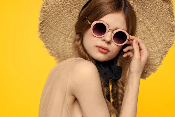 Jolie femme en lunettes de soleil et chapeau voyage d'été image fond jaune — Photo