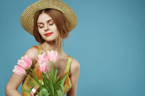 Docela elegantní žena s kyticí květin dovolená životní styl dárek — Stock fotografie