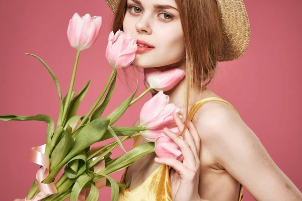 Mulher alegre mulher buquê de flores como um feriado do presente fundo rosa — Fotografia de Stock
