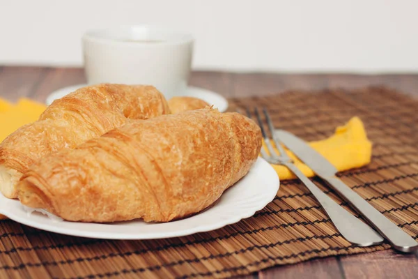 Croissant w talerzu na stole naczynia kuchenne śniadanie posiłek deser — Zdjęcie stockowe