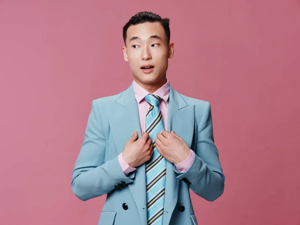 男性アジアの外観ブルースーツ公式ピンクの背景クロップドビュー — ストック写真