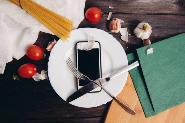 Телефон в тарелке посуды приготовления макарон Италии — стоковое фото