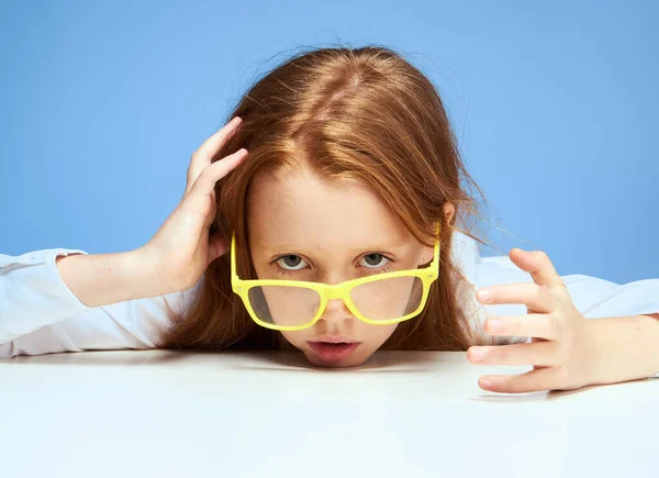 Étudiant au bureau de l'école faire des devoirs éducation enfance — Photo