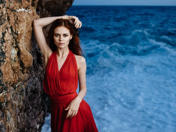 Hübsche Frau im roten Kleid Felsige Gebirgslandschaft Meereswellen — Stockfoto