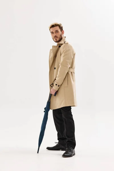 Mężczyzna płaszcz modny fryzura parasol w ręce styl życia — Zdjęcie stockowe