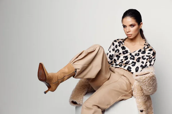 Bonita mujer en moda ropa de otoño leopardo camisa estudio — Foto de Stock