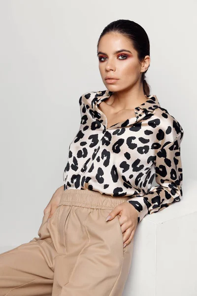 Mulher atraente no estúdio de estilo de moda camisa leopardo — Fotografia de Stock