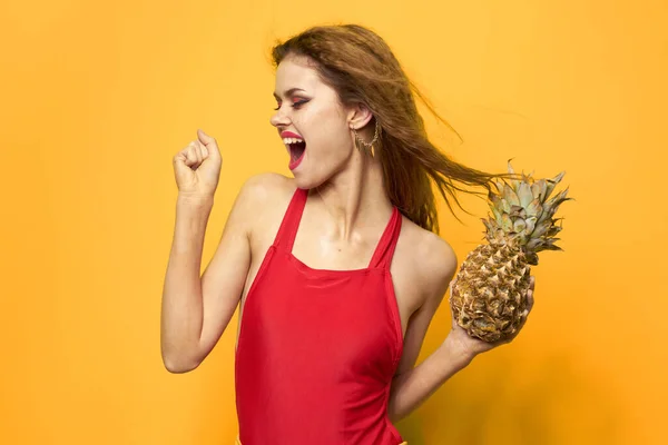 Frau mit Ananas in den Händen weißes T-Shirt Exotischer Sommerspaß gelber Hintergrund — Stockfoto