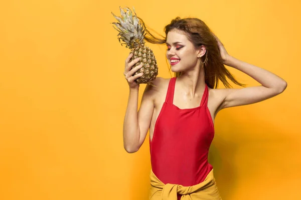 Kvinna med ananas i händerna vit t-shirt Exotisk sommar kul gul bakgrund — Stockfoto