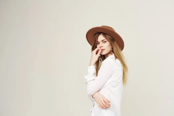 Емоційна жінка в капелюсі біла сорочка студія моди обрізаний вид — стокове фото
