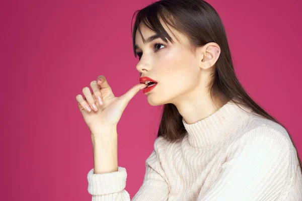 Kvinna med röda läppar ljus makeup vit blus långt hår rosa bakgrund — Stockfoto