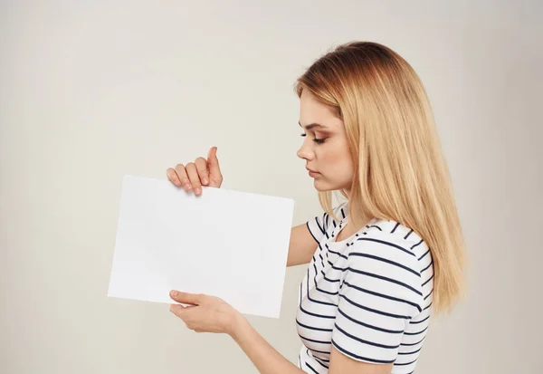 Vrouw gebaart met haar handen op een beige achtergrond van emoties en een wit vel papier — Stockfoto