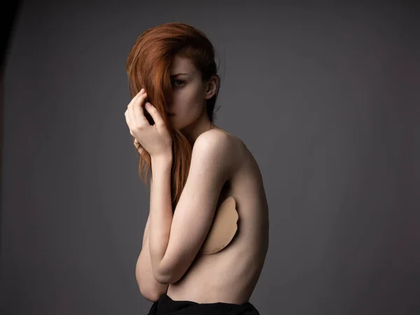 セクシーヌード女性赤髪クロップビューアップグレーの背景 — ストック写真