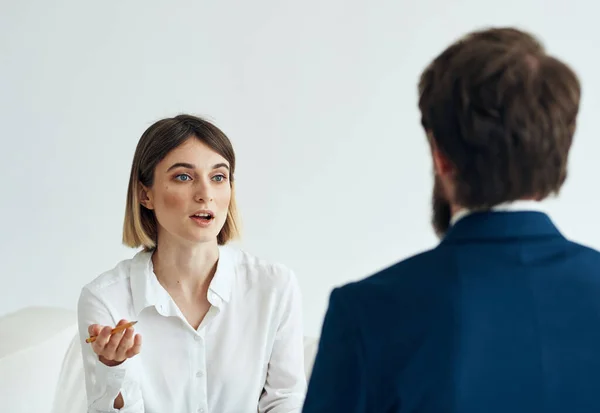 CV mujer y hombre traje documentos comunicación personas puestos de trabajo — Foto de Stock