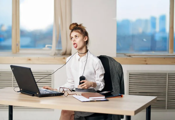 Mulher de negócios em branco camisa mesa de trabalho laptop secretário de escritório — Fotografia de Stock