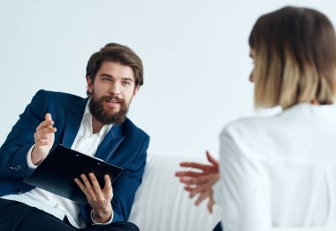 Kanepedeki adam ve kadın iş dünyası finans personeli iletişimi