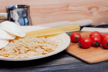 Kiraz domatesleri İtalyan makarna malzemeleri pişiyor.