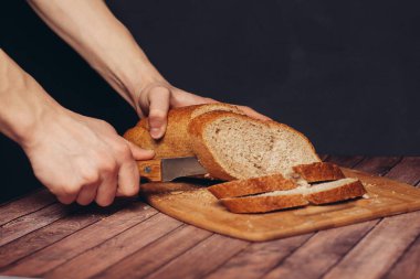 Dilimlenmiş taze somun, tahta kesme masası.