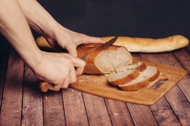 Tahta bir mutfakta dilimlenmiş taze ekmek. 