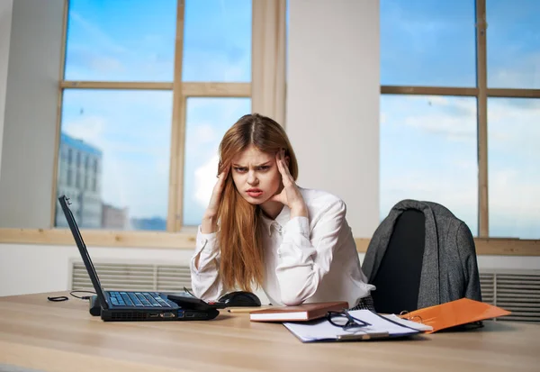 Kvinna sekreterare arbetsbord laptop kontor professionell kommunikation — Stockfoto