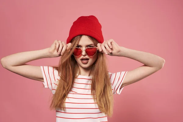 Модные женские очки и красная шляпа студия розовый фон мода — стоковое фото