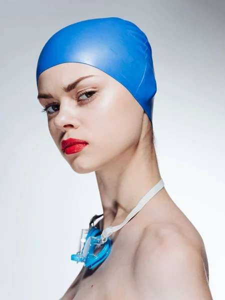 Mulher sexy em azul natação cap mergulho nu ombros luz fundo — Fotografia de Stock