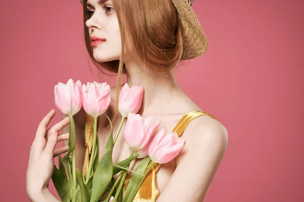 Kobieta wesoły bukiet kwiatów jako prezent wakacje różowe tło — Zdjęcie stockowe
