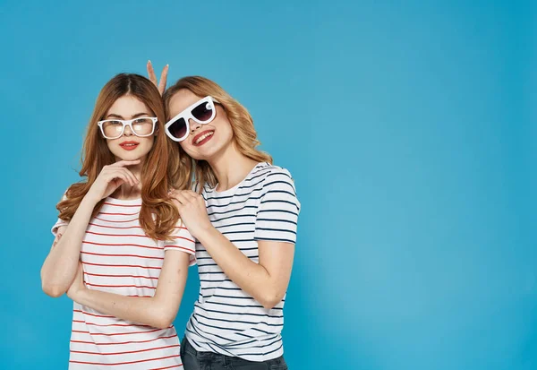 Két nővér áll egymás mellett divatos ruházati stúdió luxus barátság kék háttér — Stock Fotó