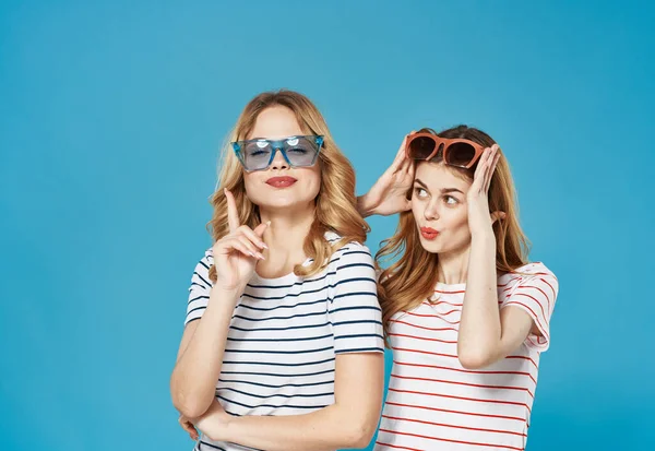 선글라스 패션 통신 스튜디오를 착용 한 줄무늬 티셔츠를 입은 명랑 한 여성들 — 스톡 사진