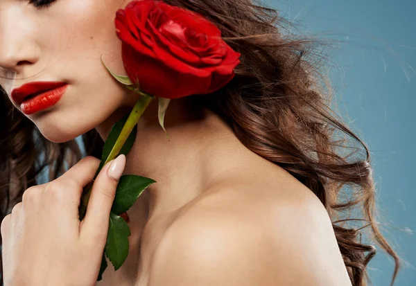 Romantische vrouw met rode bloem in de buurt van gezicht op blauwe achtergrond Copy Space — Stockfoto