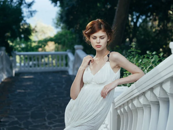 Красивая женщина белое платье природа зеленые листья украшения классический стиль — стоковое фото