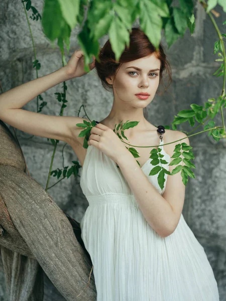 Frau in weißem Kleid und grünem Kleid verlässt Luxus-Naturmodell — Stockfoto
