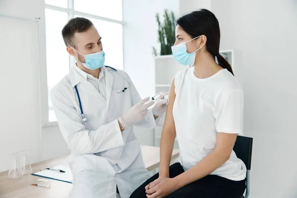 Medico in camice da laboratorio e una maschera protettiva siringa infezione vaccino laboratorio ospedale covid — Foto Stock