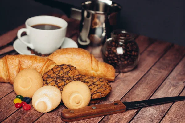 Чашка кофе сладкие десерты на завтрак — стоковое фото