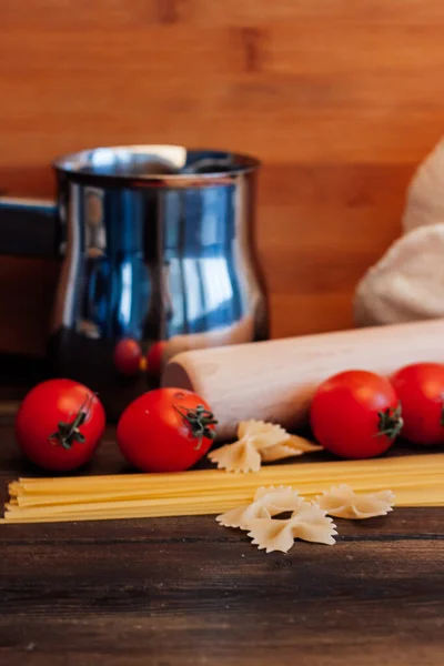 Pasta italiana pomodorini ciliegia tavolo di legno — Foto Stock