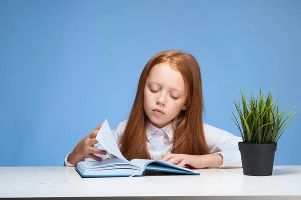 テーブル教育の勉強で宿題をする女子高生は — ストック写真