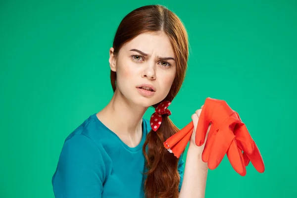Веселая женщина уборщица держа резиновые перчатки в руках по дому — стоковое фото