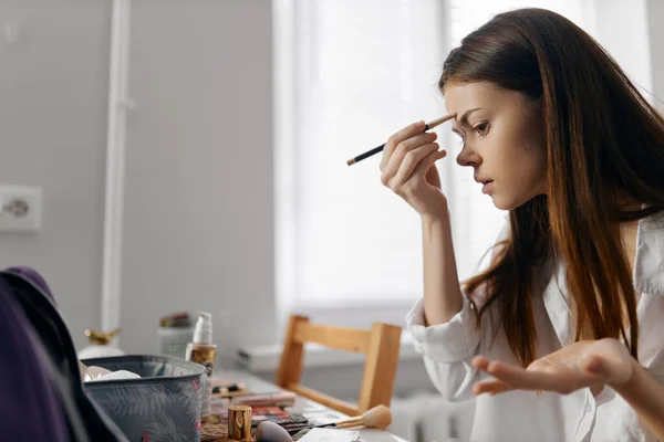 Makeup woman face with eyeliner indoors in kitchen —  Fotos de Stock