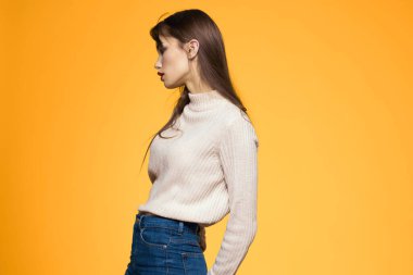 Sevimli esmer makyaj kırmızı dudaklar moda kıyafetler sarı arka plan