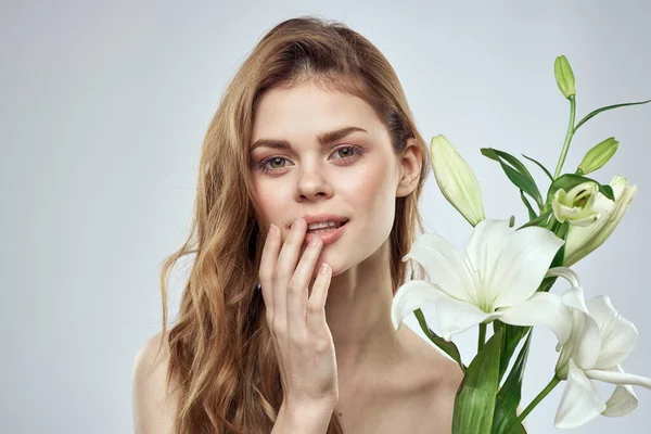 Emocionální žena s květinami jarní model nahá ramena jasná kůže — Stock fotografie