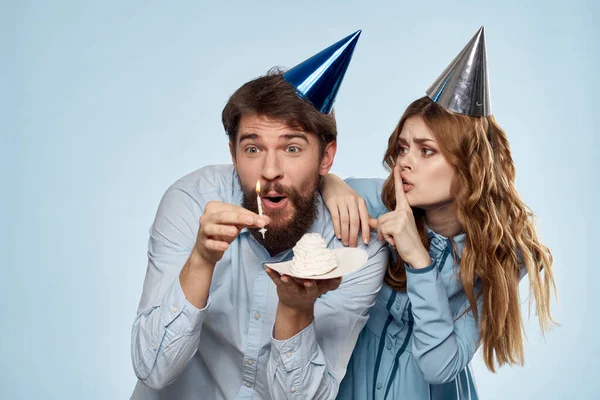 Anniversaire jeune homme et femme d'entreprise avec gâteau sur fond isolé fête disco — Photo