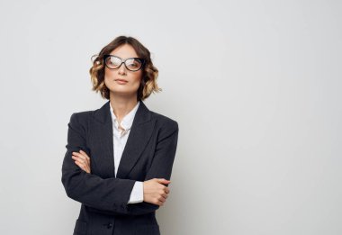 Hafif arka plan fotokopisi olan klasik takım elbiseli kendine güvenen kadın.