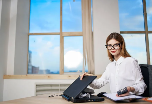 Mulher mesa de trabalho laptop Tecnologia escritório trabalho emotion manager — Fotografia de Stock