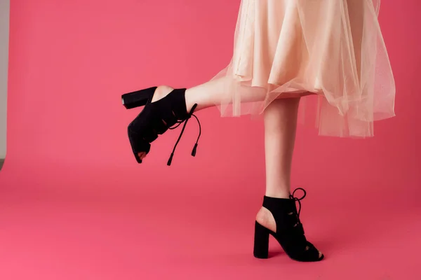 Mujeres pies zapatos de moda encanto rosa fondo compras — Foto de Stock