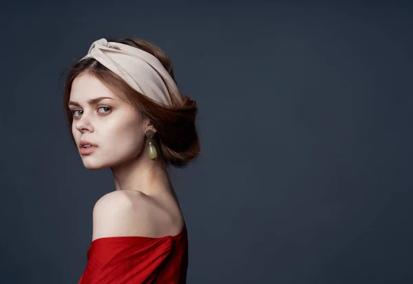 Mulher bonita brincos jóias turbante na cabeça charme cortado olhar luxo — Fotografia de Stock