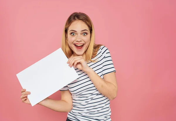 Femme émotionnelle avec feuille blanche de papier sur fond rose vue recadrée — Photo