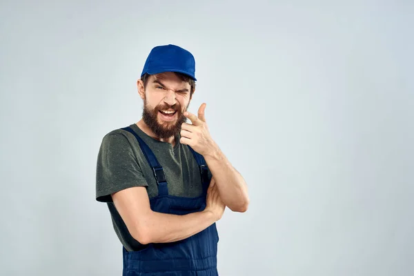 Man in working uniform boxes dostawa usługi załadunku — Zdjęcie stockowe