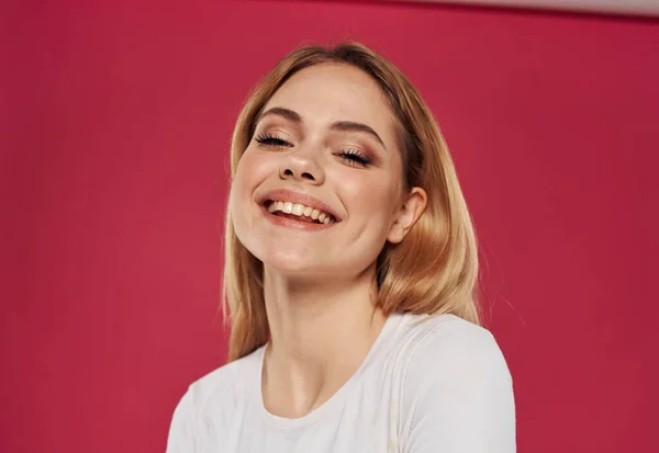 Портрет красивой женщины на красном фоне блондинки в футболке модель эмоций — стоковое фото