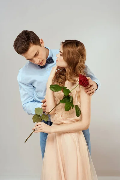 Mann und Frau umarmen sich beim Date — Stockfoto